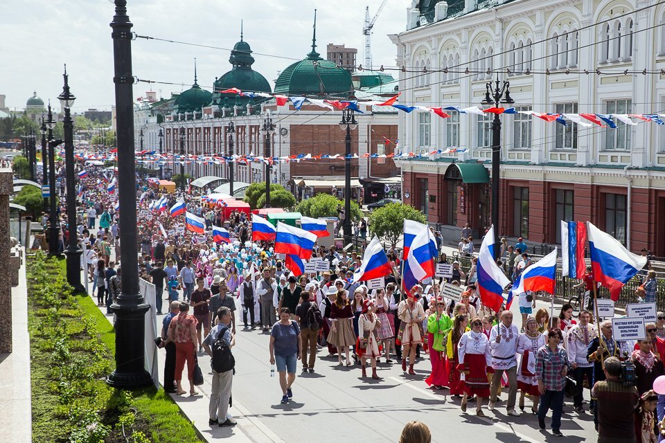 С праздником день молодежи. Парад на соборной площади омск. День города концерт. Солнечный город омск. Июнь омск.