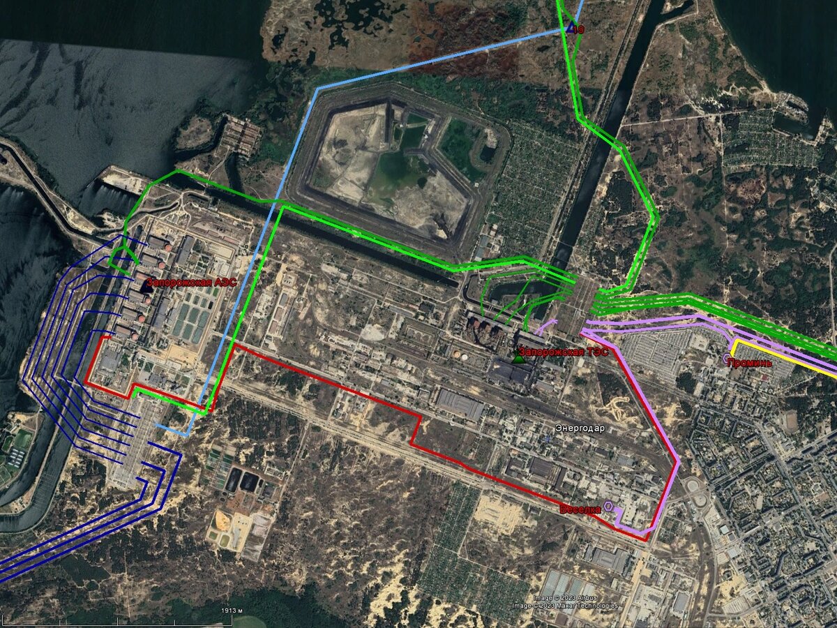 Сети 750-150 кВ в районе Запорожских ЭС и Энергодара. Синим цветом показаны сети 750 кВ (толстые – ВЛ, тонкие – ошиновка ЭС), кроме ВЛ 750 кВ ЗАЭС – Днепровская (показана голубым), зелёным -–330 кВ (аналогично), кроме одной цепи ВЛ 330 кВ ЗАЭС – ЗТЭС и ЗТЭС – Ферросплав (которые должны типа обеспечивать резервное электроснабжение ЗАЭС), красным – ВЛ 150 кВ ЗАЭС – ЗТЭС, жёлтым – ВЛ 150 кВ, идущие на ПС Проминь со стороны Мелитополя/Молочанска, розовым – остальные ВЛ 150 кВ