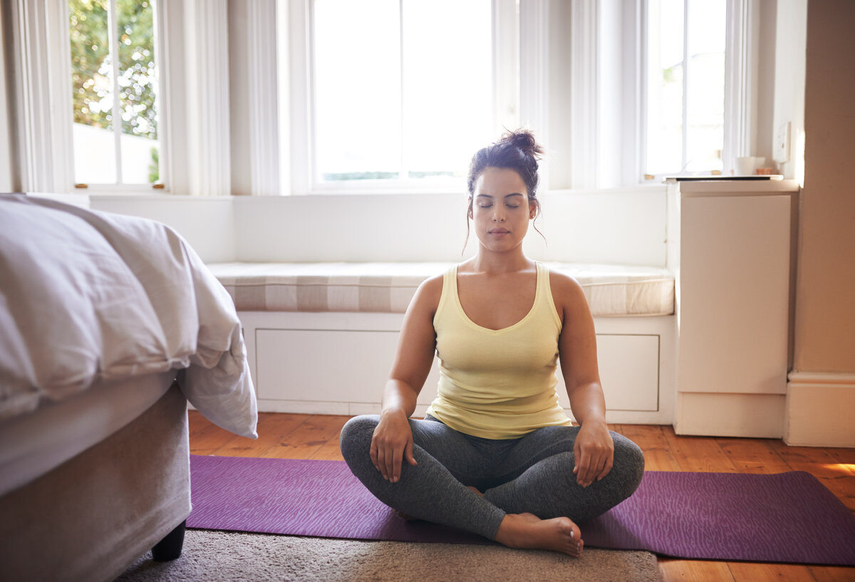 В наше время практиковать медитацию можно в любом месте — хоть в рабочем кабинете. Главное условие: чтобы тишину во время практики медитации не нарушали посторонние звуки.-2