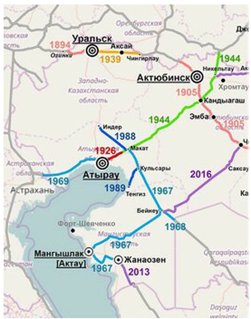 Как видно из карты, железная дорога от Маката до Актау (бывший Шевченко) появилась в 1967 году. До этого момента там были голые пески и солончаки.