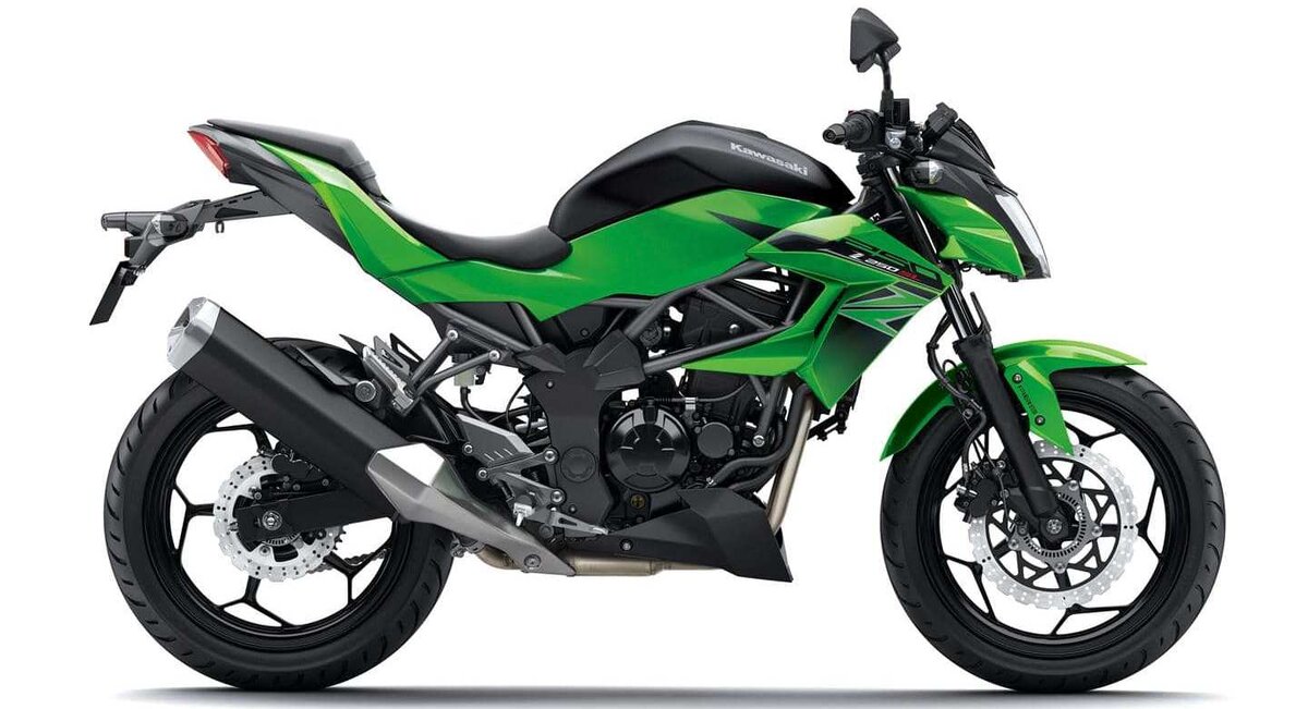 Kawasaki Z250SL (28 л.с., 150 кг, 11 л) – как и вся малокубатурная линейка Kawasaki изготавливается на базе Bajaj в Индии. Эта модель чуть ниже, чем Lifan, чуть лучше тянет на низах и чуть аккуратнее сделана. Еще у нее намного короче колесная база, поэтому в пробках будет чуть шустрее.