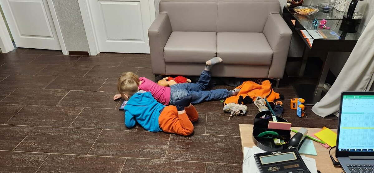 А потом решили подключиться к проектированию, рисуя на полу