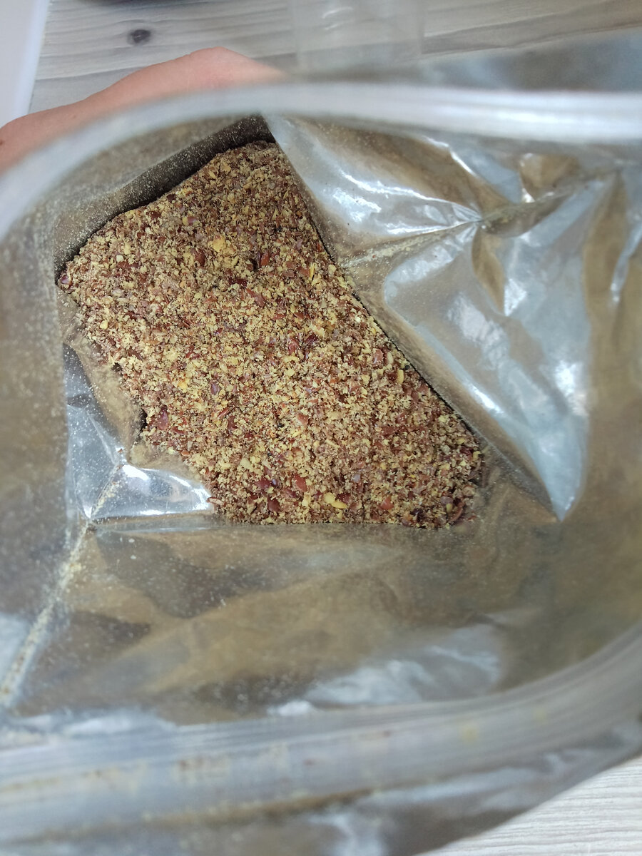 Это крупа, а мука похожа на обычную пшеничную, только коричневого цвета