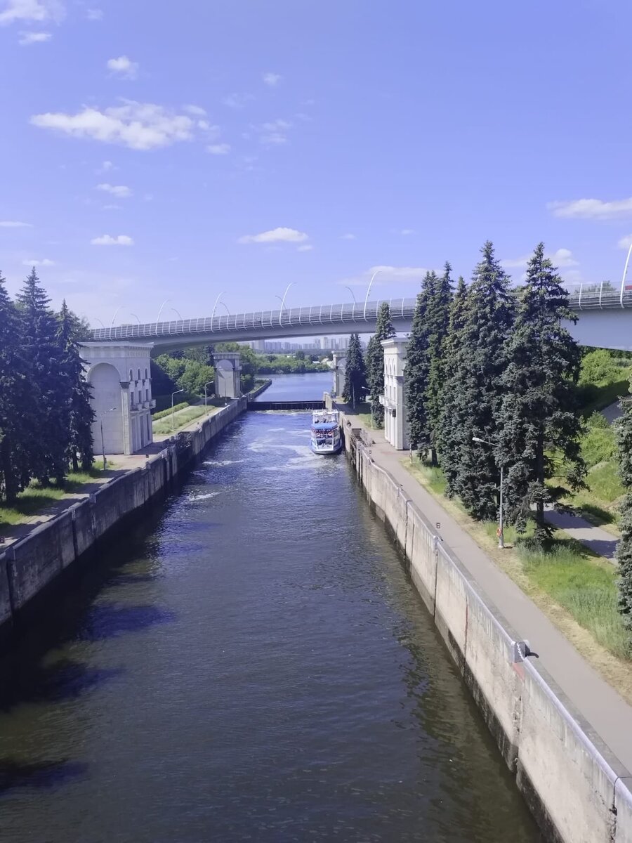 речной пароходик готовится в путь