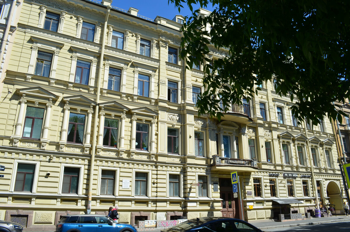 ул. Ломоносова, д.18 (арка ведущая во двор в конце дома, справа)