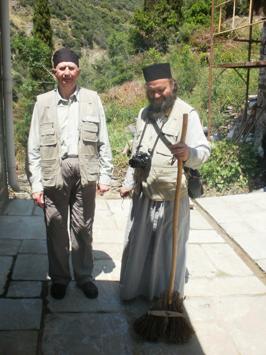 Паломники возле мельницы Свято-Пантелеимонова монастыря
