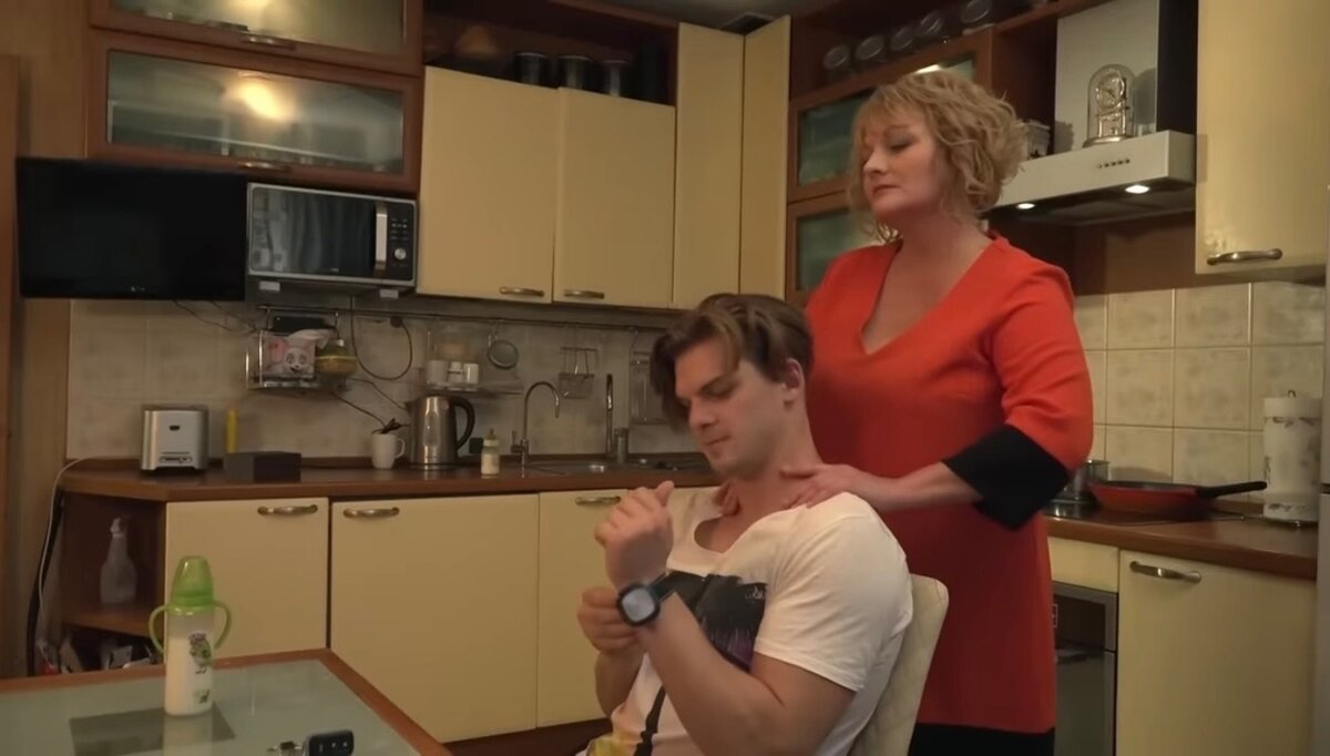 - Садись, - Алла нежно начала массировать Максиму плечи,- Какие у тебя тут зажимы в мышцах...