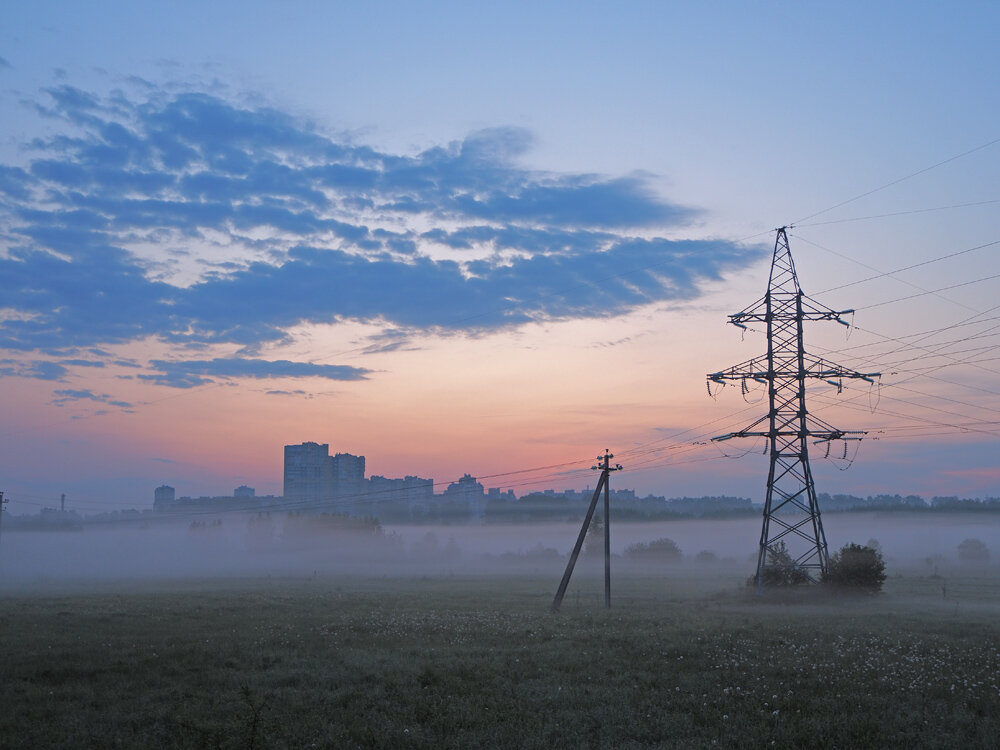 В городе без проводов никак.