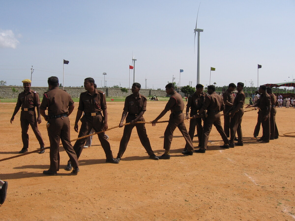 День независимости. Перетягивание каната. Фотография из личного фотоархива, Индия 2005 год.