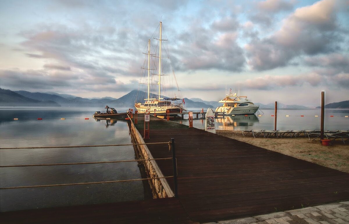 Яхты владельца отеля у пирса, как визитная карточка отеля.