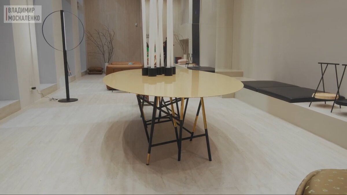 Стол Millepiede, шоурум Cappelini, Милан, автор: Dimore Studio