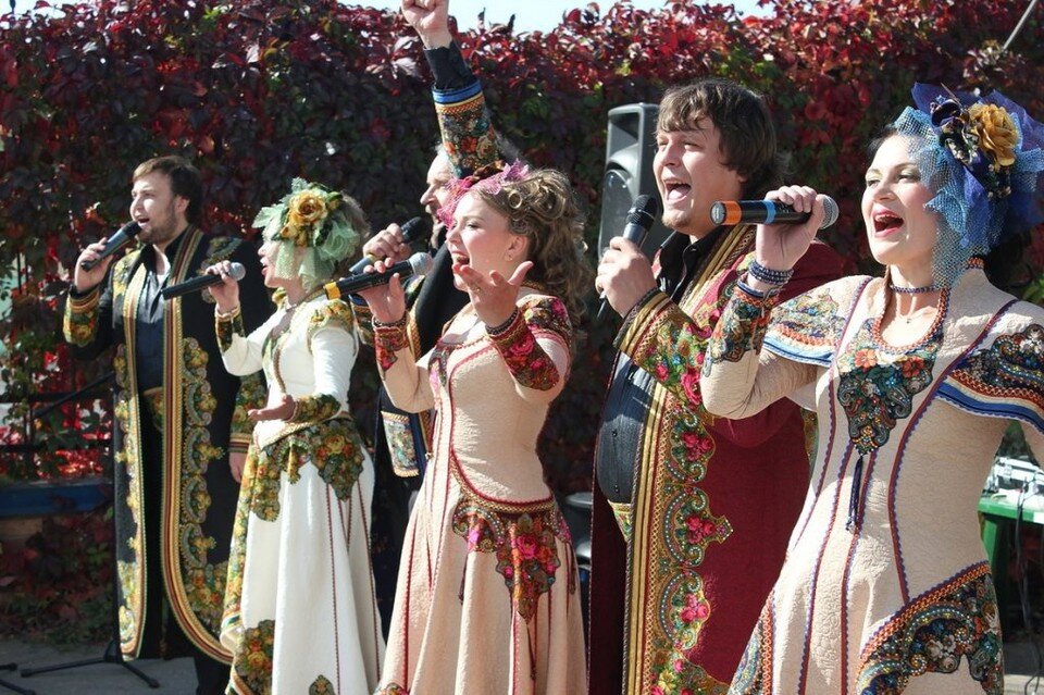    Елизавета оставила театр после того, как вышла замуж. Фото: страница театра песни «Росичи» в социальной сети