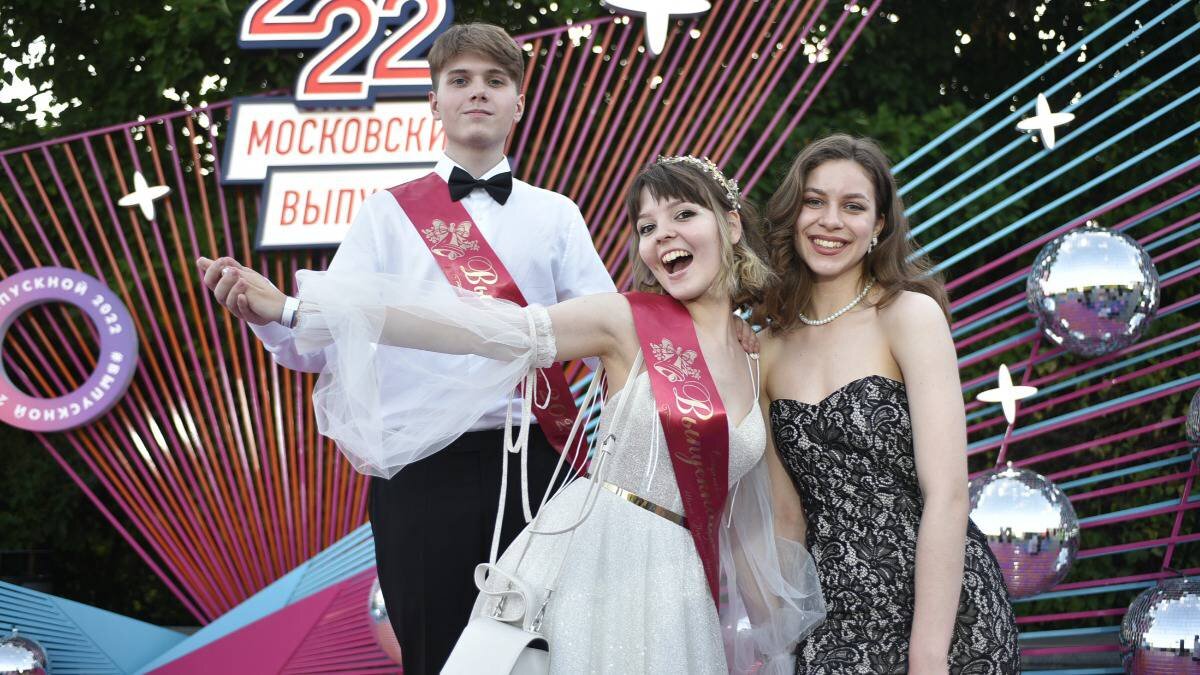    Слева направо: выпускники 2022 года Марк Ливенцев, Валерия Новикова, Алиса Сапронова на городском празднике / Фото: Пелагия Замятина / Вечерняя Москва