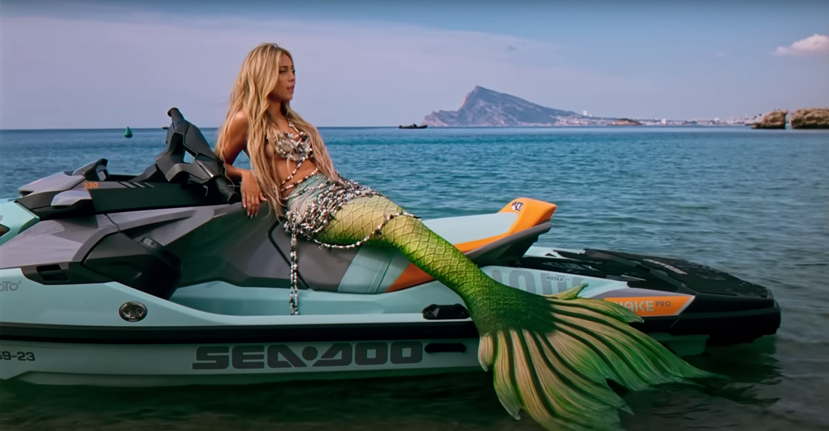 Кадр из видеоклипа