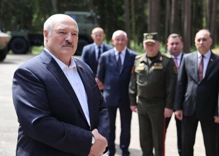    Лукашенко заверил, что без согласования с Путиным не применит ядерное оружие