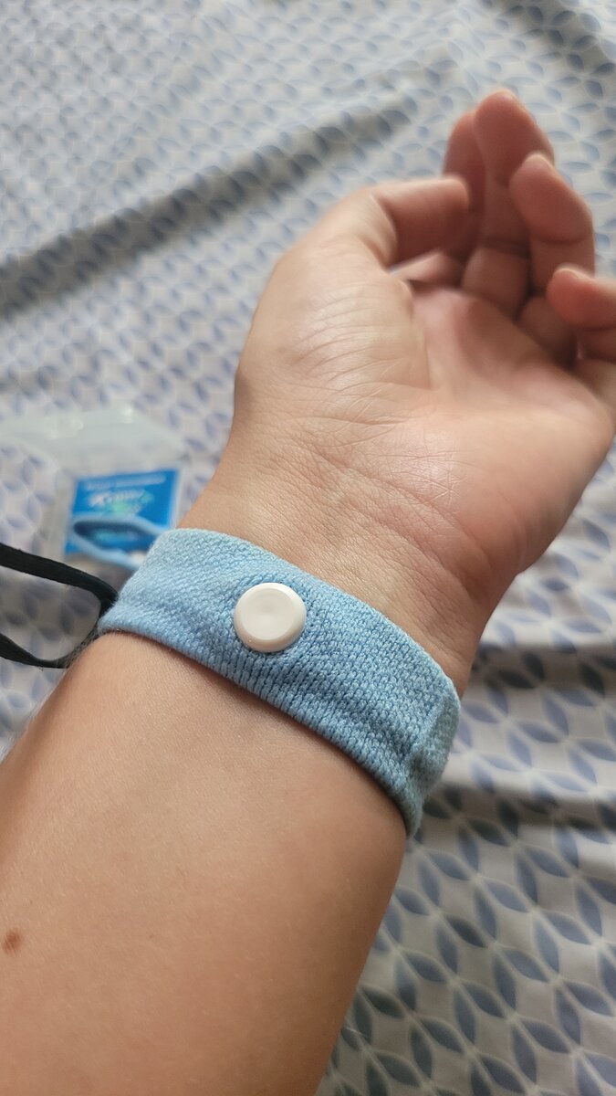 Вот так одеваю  на руку. На обе одинаково.