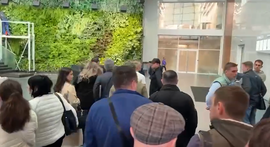 Поставщики пришли в головной офис Wildberries требовать ответа за штрафы. Здесь фото лишь одного из таких эпизодов за последние пару лет, на самом деле так люди приходили к ним уже несколько раз.