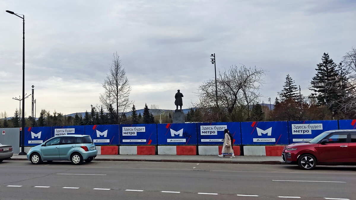     Площадь огородили уже давно, теперь здесь наконец-то приступят к реальным работам по строительству