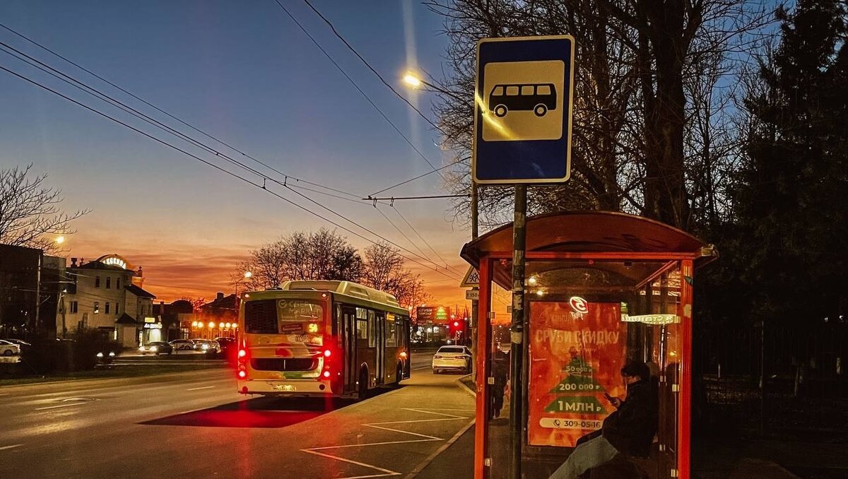     В Ростове 15-летняя девочка разбила стекло на остановке, к ответственности привлекли ее родителей, об этом сообщили в пресс-службе ГУ МВД по Ростовской области.