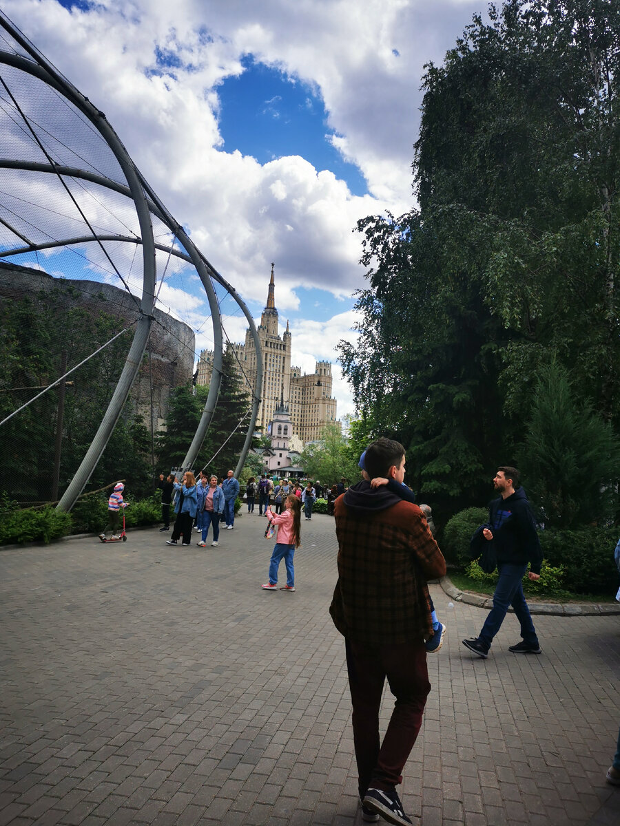 Вид на сталинку 😍 У огромных птиц клетки как в фильме "Парк Юрского периода". 