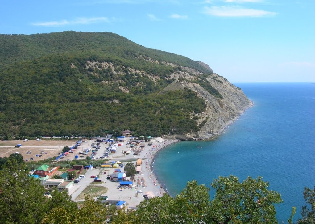 Пляж абрау дюрсо фото. Бухта Абрау Дюрсо. Новороссийск пляж Абрау Дюрсо. Абрау Дюрсо Хутор пляж. Поселок Абрау Дюрсо пляж.