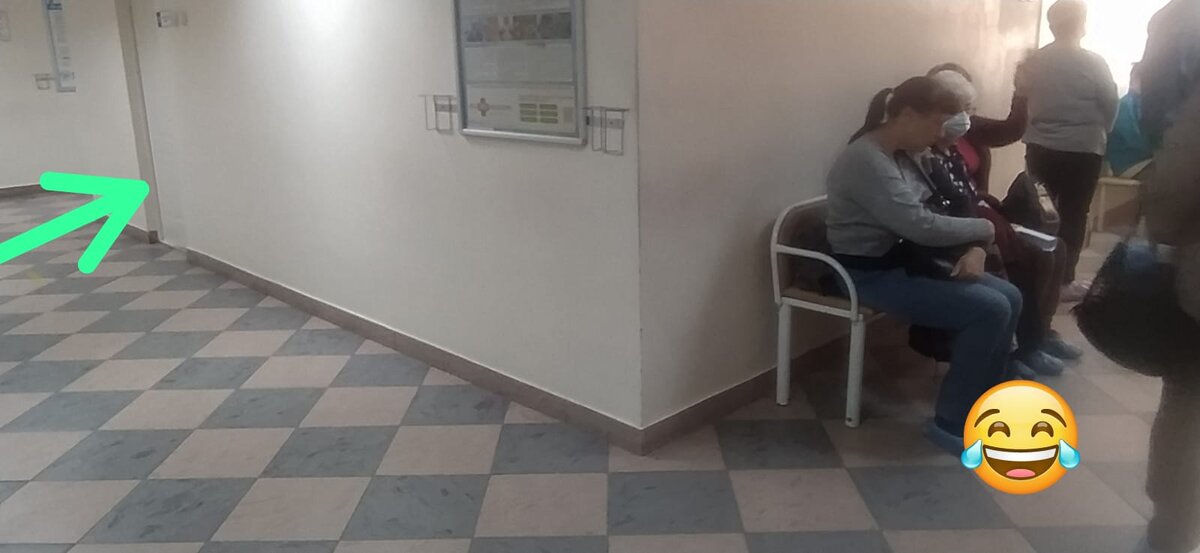 Поскольку людей было много, я стоял далеко от кабинета и стал свидетелем любопытной картины. Женщина легко обошла очередь, зайдя с "черного входа". Наша Раша.