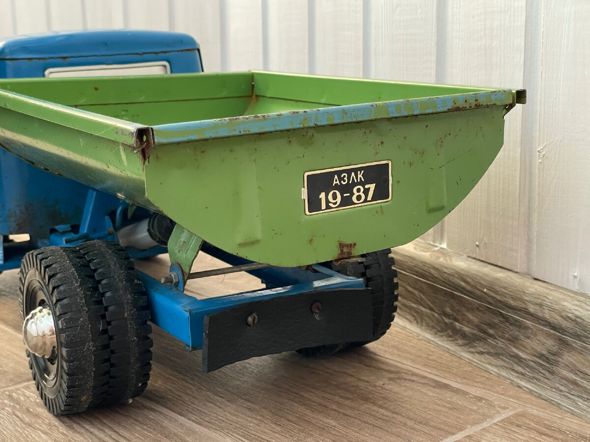 Логотип АЗЛК с датой выпуска