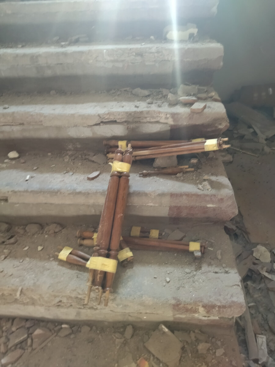 Обломки старой, возможно, ещё довоенной мебели