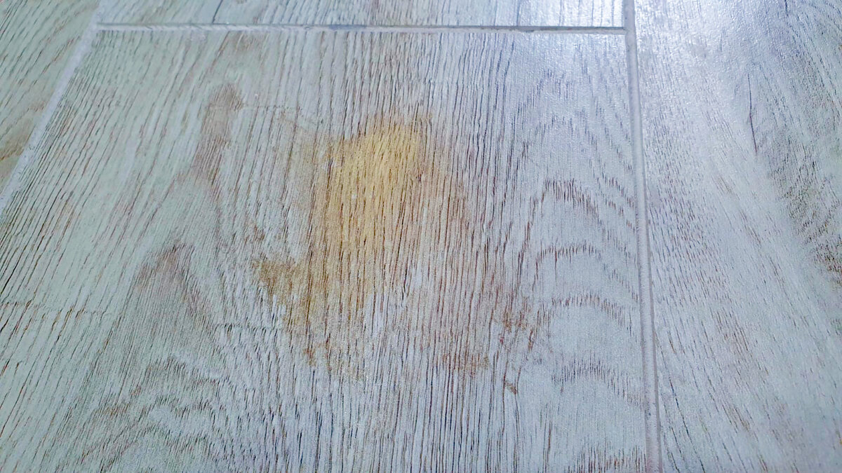 Чем только не пытались его отмыть, ничего не брало. Так и мозолило глаза