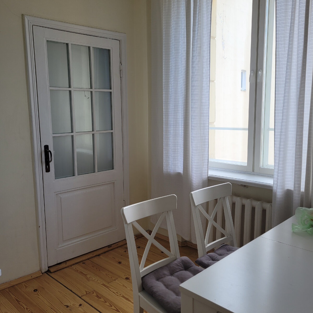 Два больших окна, светло, просторно, вход в спалню