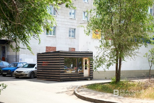 Торговый ларек у дома №83а по проспекту Ибрагимова поставили на парковочных местах жильцов. Фото: Динар Фатыхов/realnoevremya.ru 