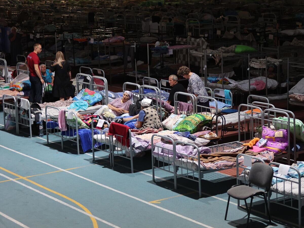    Отселенные из-за непрекращающихся обстрелов со стороны Украины жители города Шебекино в пункте временного размещения © РИА Новости / Антон Вергун