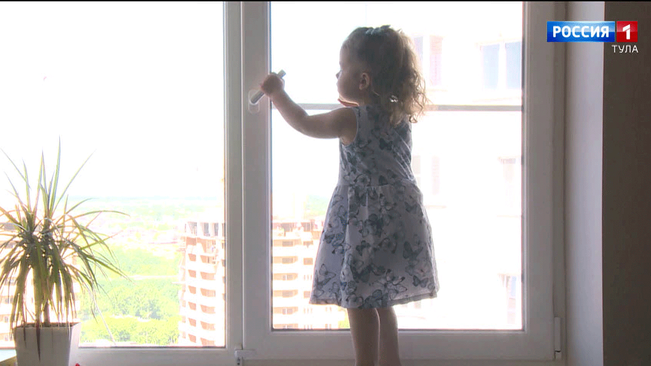 Под окном девочка не прощай. Маленькая девочка у окна. Грустный ребенок. Прощальные фотографии. Фотография девушки прощающейся.