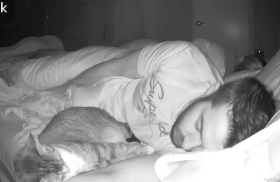 видео чтобы уснуть. камера над кроватью. сон человека. спи камера видео. спи камера видео.