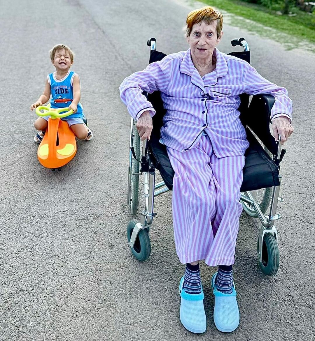 Сын и бабушка Андрея 