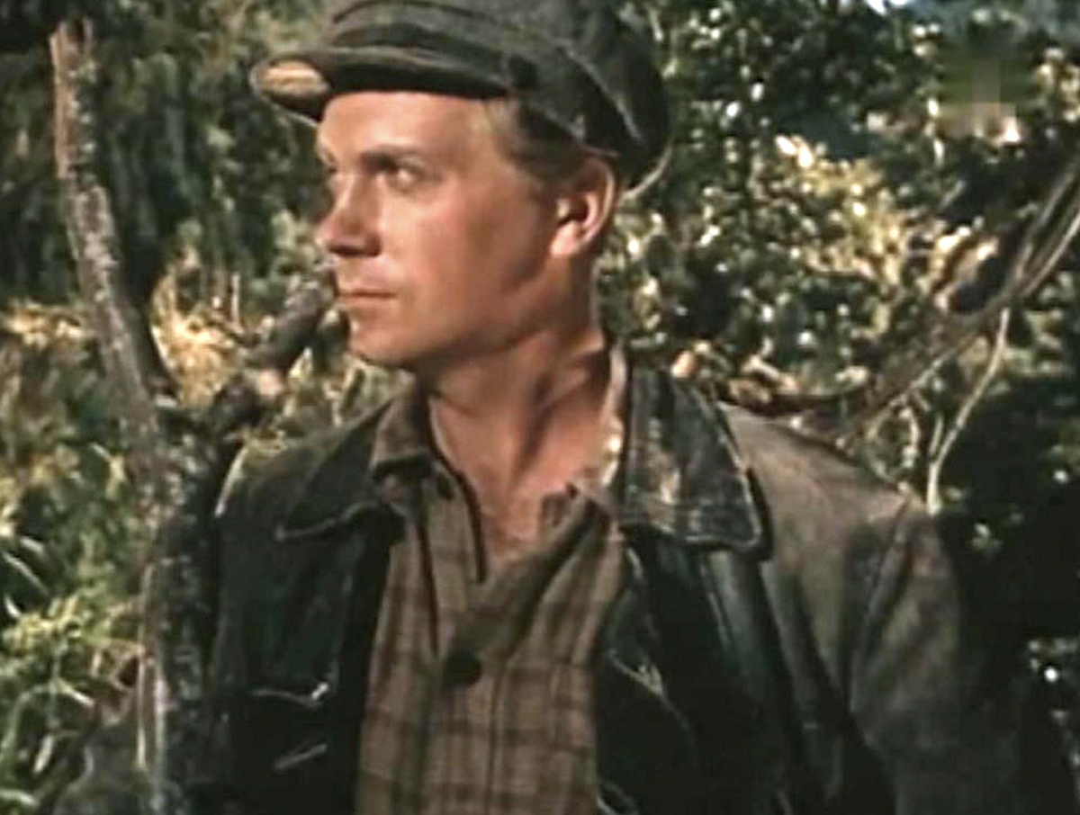 Анатолий Кузнецов в фильме "Опасные тропы" (снимок с экрана)