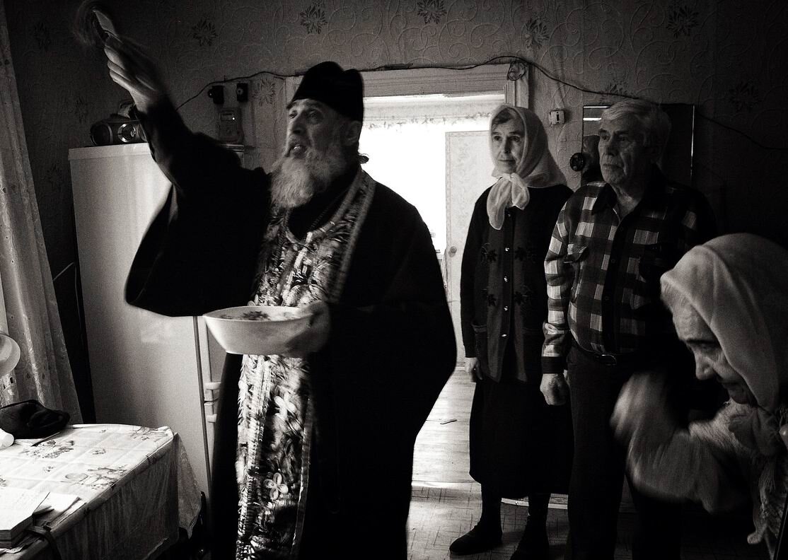 окропление святой водой жилища. квартира священника. освещение священником. окропление святой водой жилища. освещение священником.