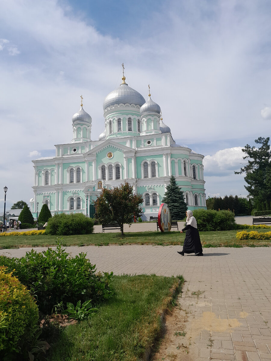 Покоится Серафимушка