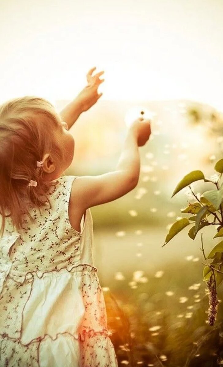Дети наслаждаются жизнью. Дети радуются солнцу. Солнце счастье радость. Лучи солнца для детей. Дети радость жизни.