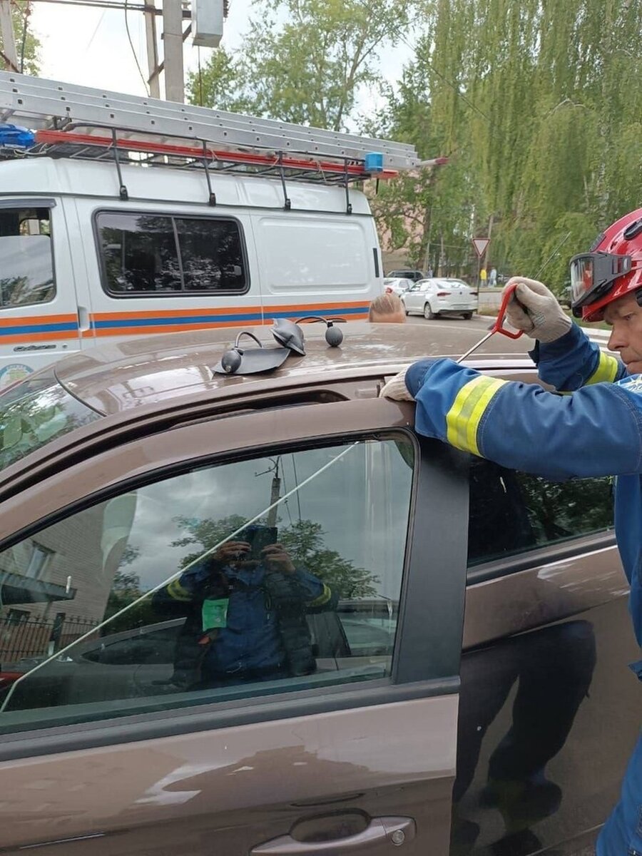 Спасатели Удмуртии освободили застрявшего в машине двухлетнего ребенка | КП  - Ижевск | Дзен