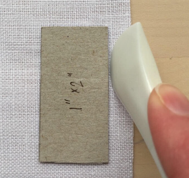 Традиционный инструмент для разметки краев деталей на ткани называется "Hera" или "Гера", думаю что такого же эффекта можно добиться с помощью обычного  неточеного столового ножа.