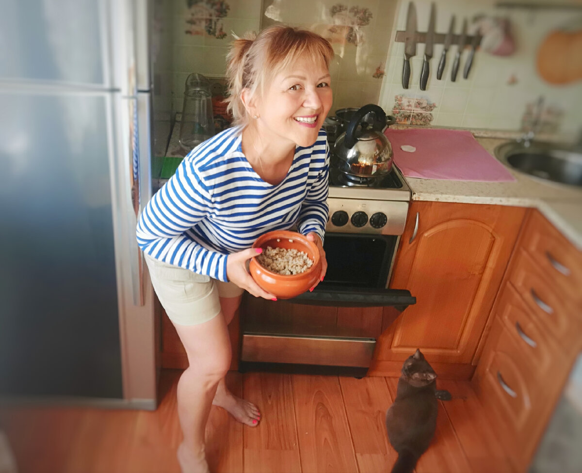 На фото морячка  после наряда на палубе готовит невкусную перловку. Процесс контролирует кот Гансик
