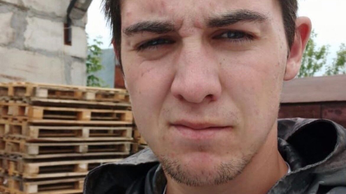     В Татарстане второй день ищут 23-летнего Азата Солтанова. Молодой человек 20 июня сообщил, что едет домой, но так и не вернулся. Об этом в своих социальных сетях сообщил его двоюродный брат Алмаз Хафизов.