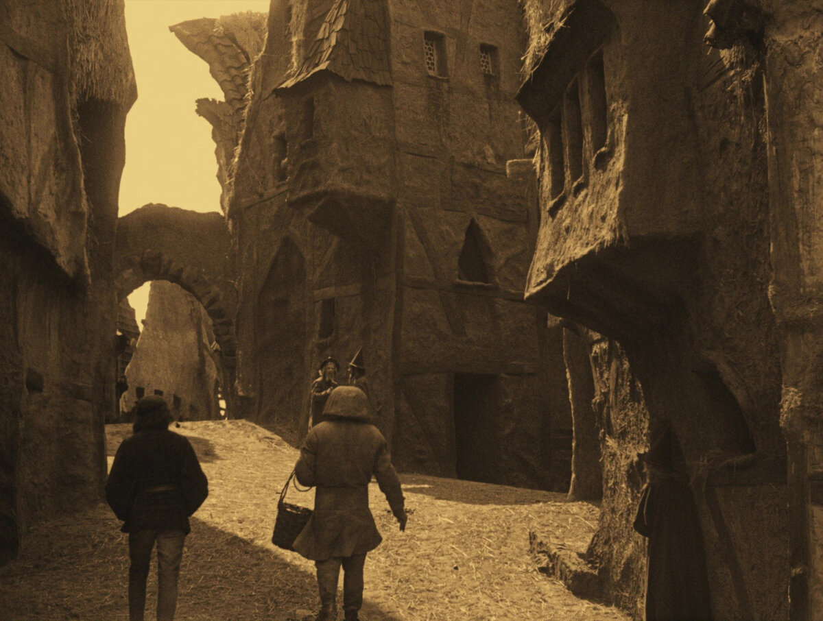 Кадр из фильма "Голем" (1920)