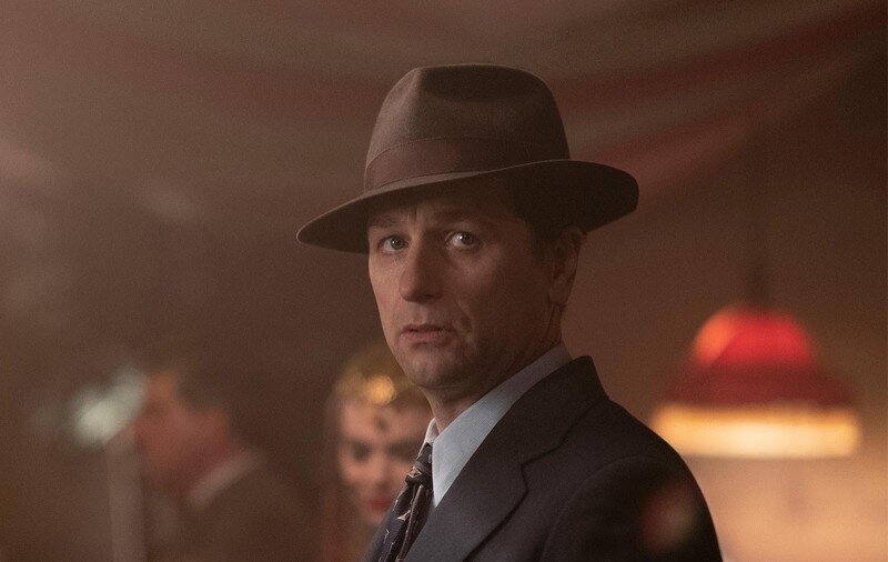 Кадр из сериала «Перри Мейсон», 2-й сезон, реж. Тимоти Ван Паттен, Дениз Гамзе Эргювен, Фернандо Коимбра, 2023