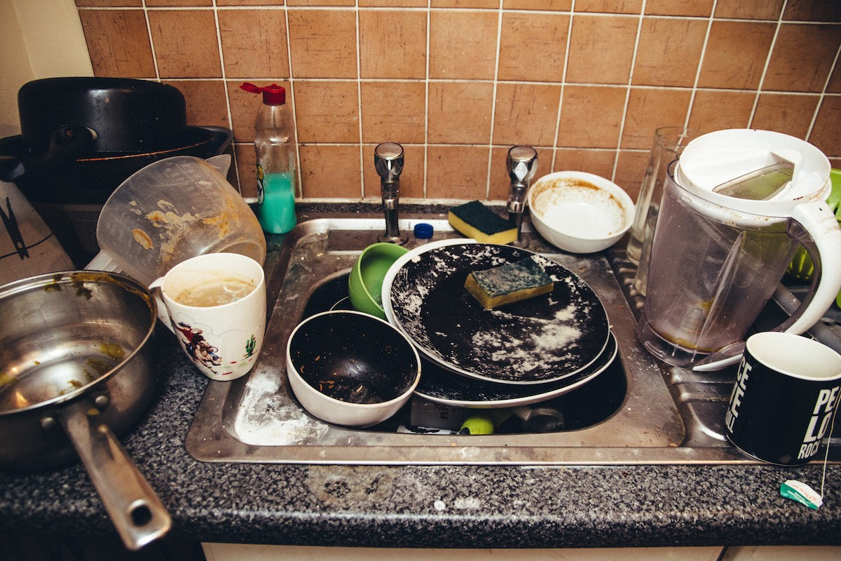 Хорошо женатым мужчинам, с посудой проблем нет. Холостяки всё чаще обзаводятся посудомоечными машинами, а те, кто посостоятельней, нанимают клининг.