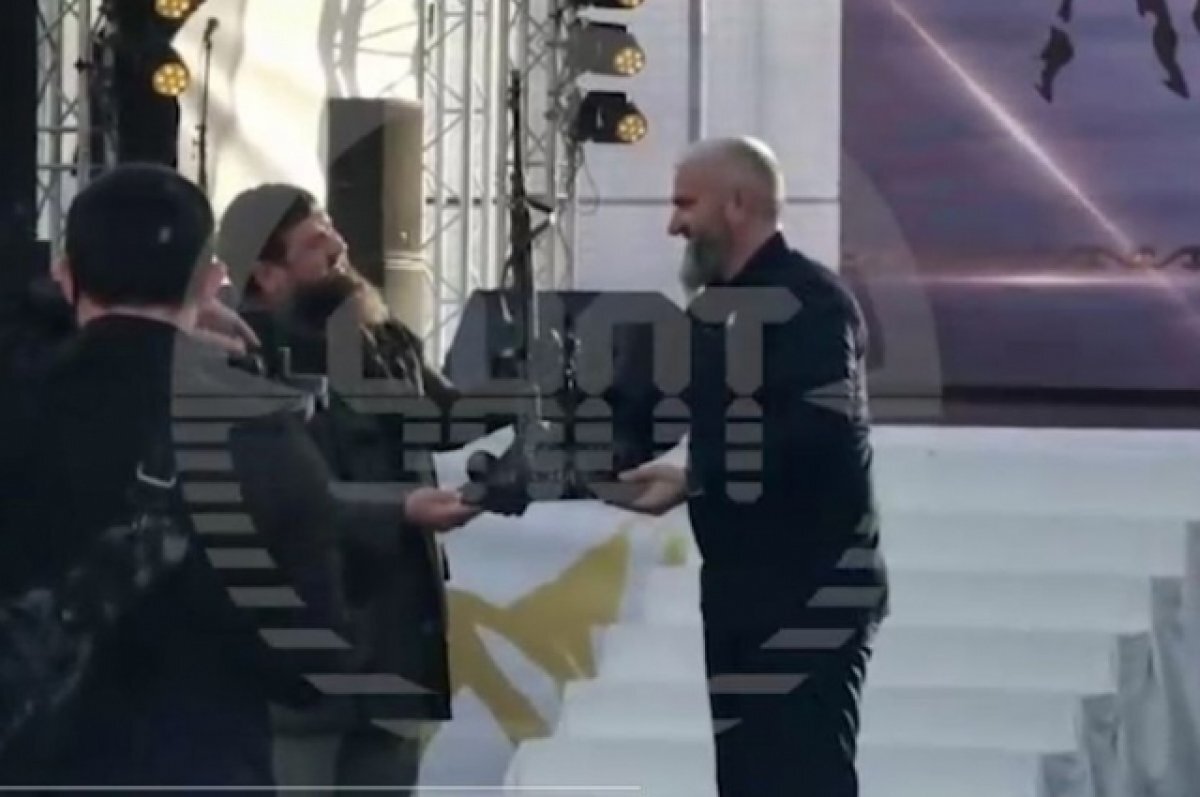    Рамзана Кадырова одарили самодельным пулемётом из обломков снарядов