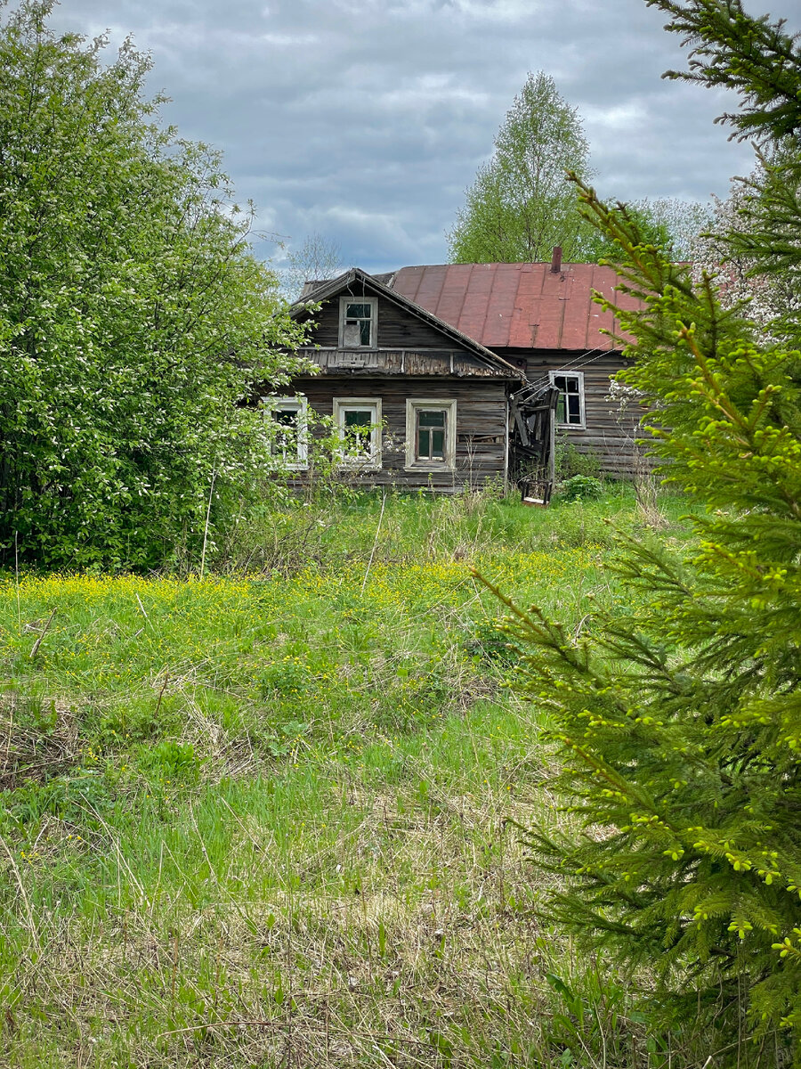 С виду целый дом, но зайдём внутрь…