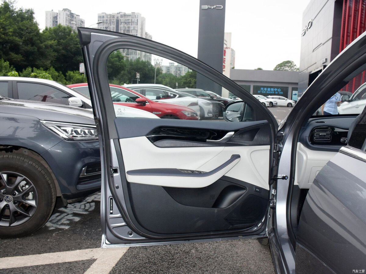 Машина сделана добротно, ни о каких «консервных» деталях речь не идет.