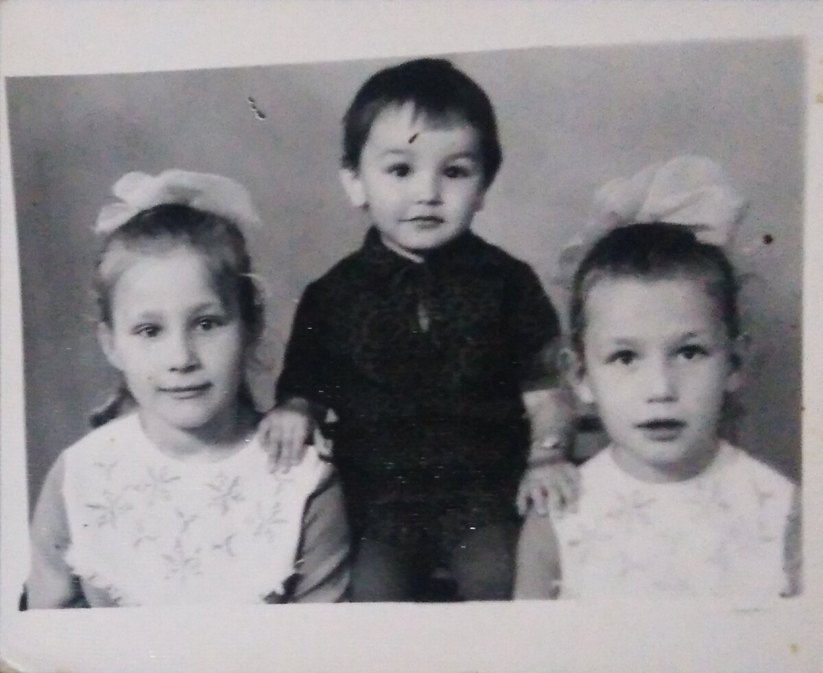 Фото из семейного архива. Мои девочки с сыном Оли и Саши, моих друзей. Еще до рождения Ланы.